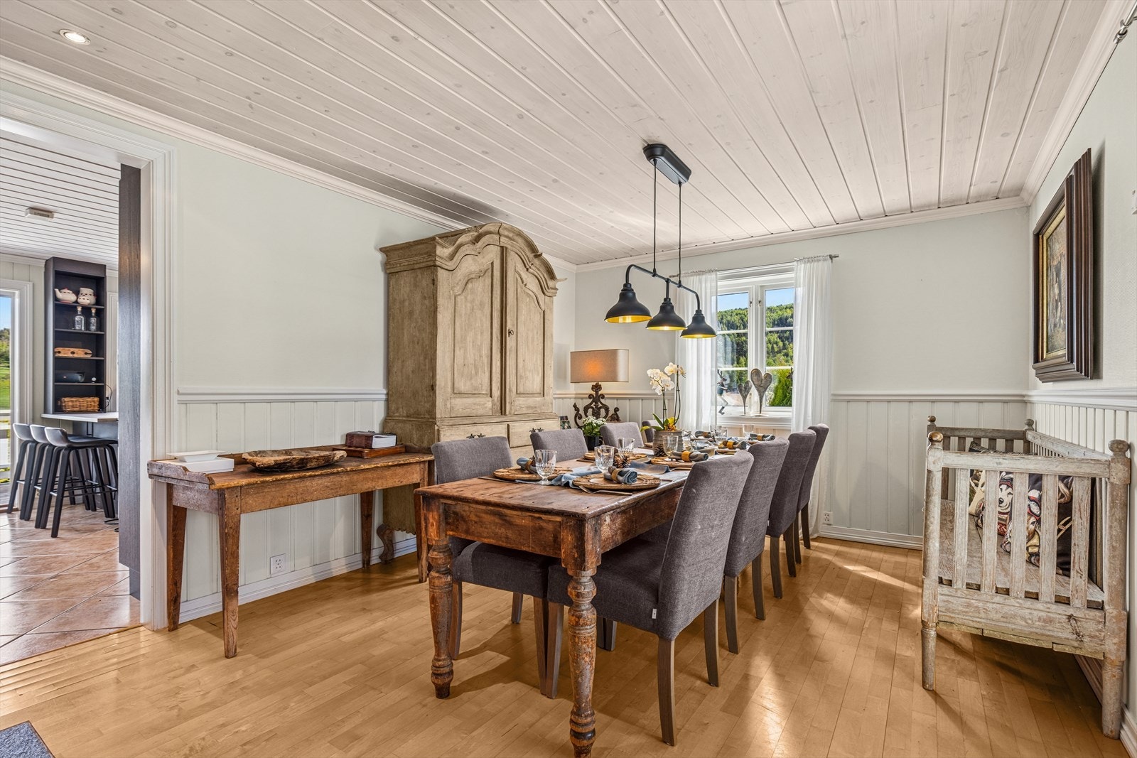 Romslig nisje liggende mellom kjøkken og stue, perfekt for spisestuemøblement. Galleribilde