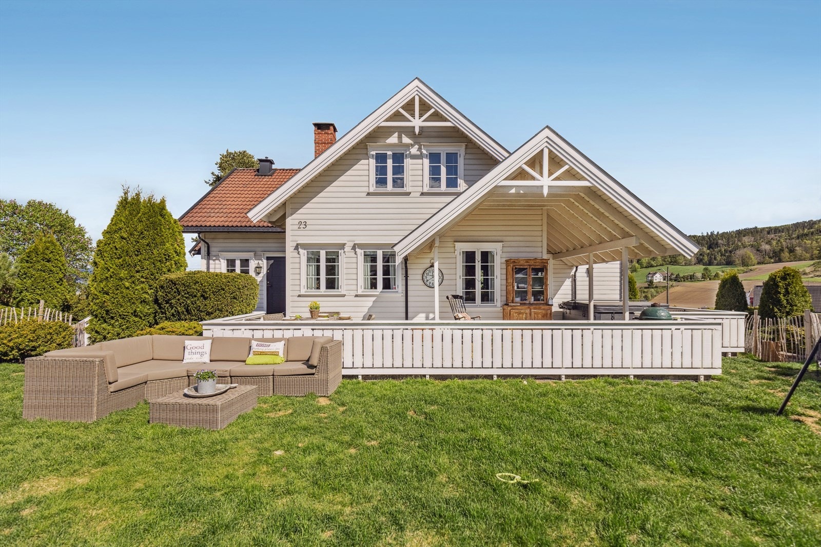 Stor og flat hage med utallige muligheter for familien med ballspill, trampolineplass eller dukkestue. Galleribilde