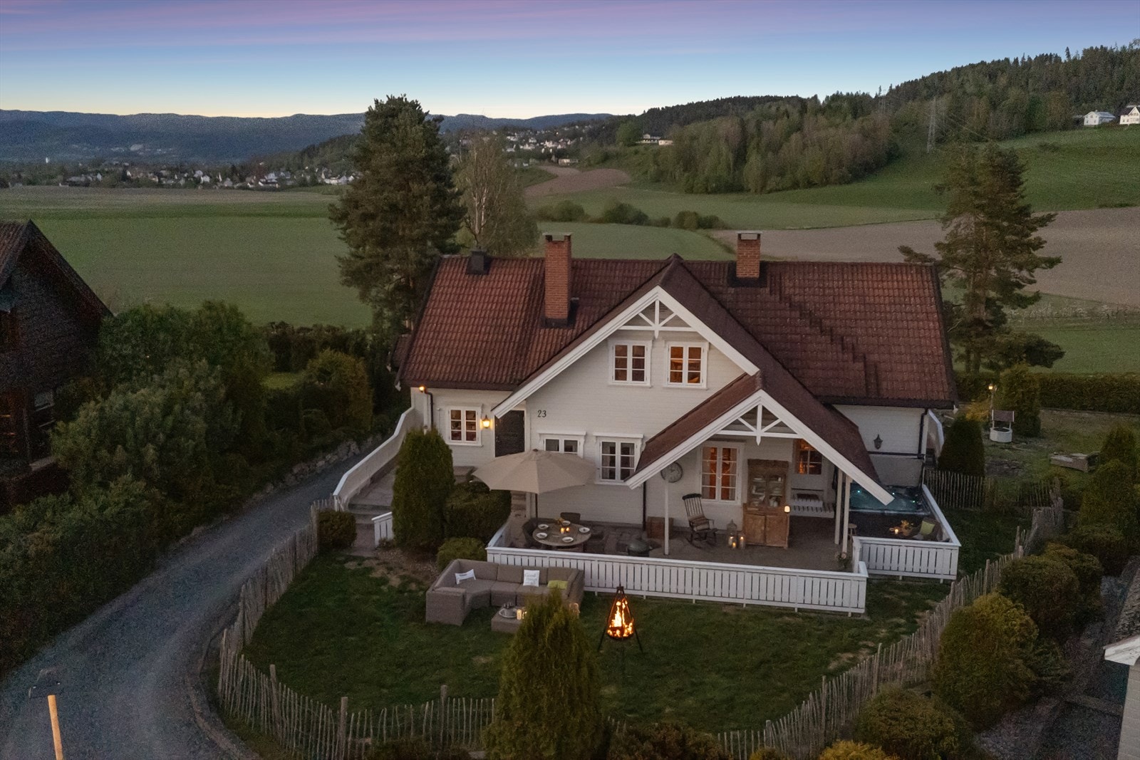 Romslig og selveiet tomt på godt over 1,3 mål med flat og solrik hage. Galleribilde