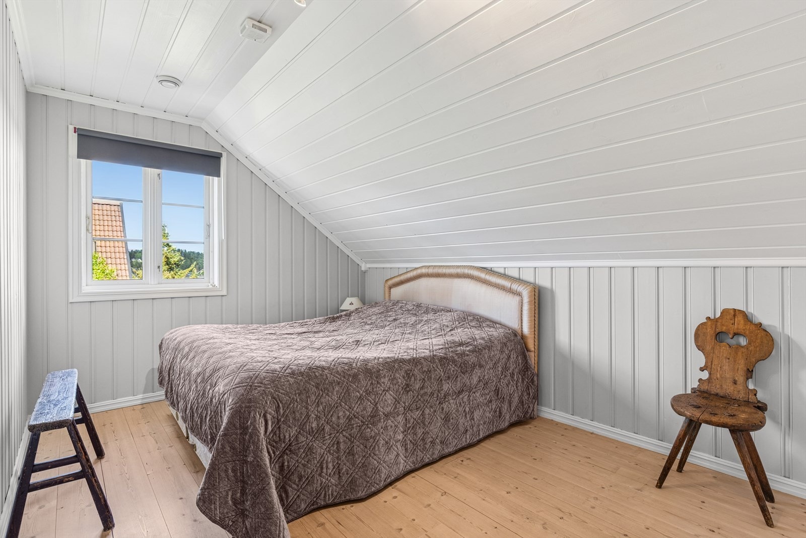 I loftsetasjen er de fleste gulv lagt i et vakkert furugulv med ekstra bred plank. Galleribilde