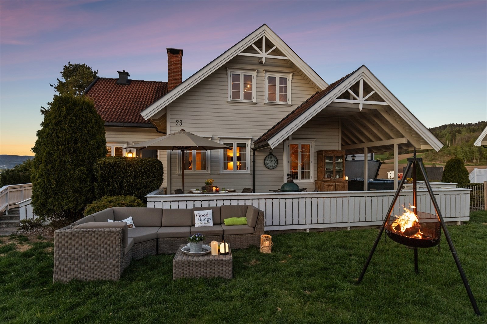 Boligen er oppført i 1997 i klassisk drakt med flere flotte detaljer som pryder eiendommen. Galleribilde