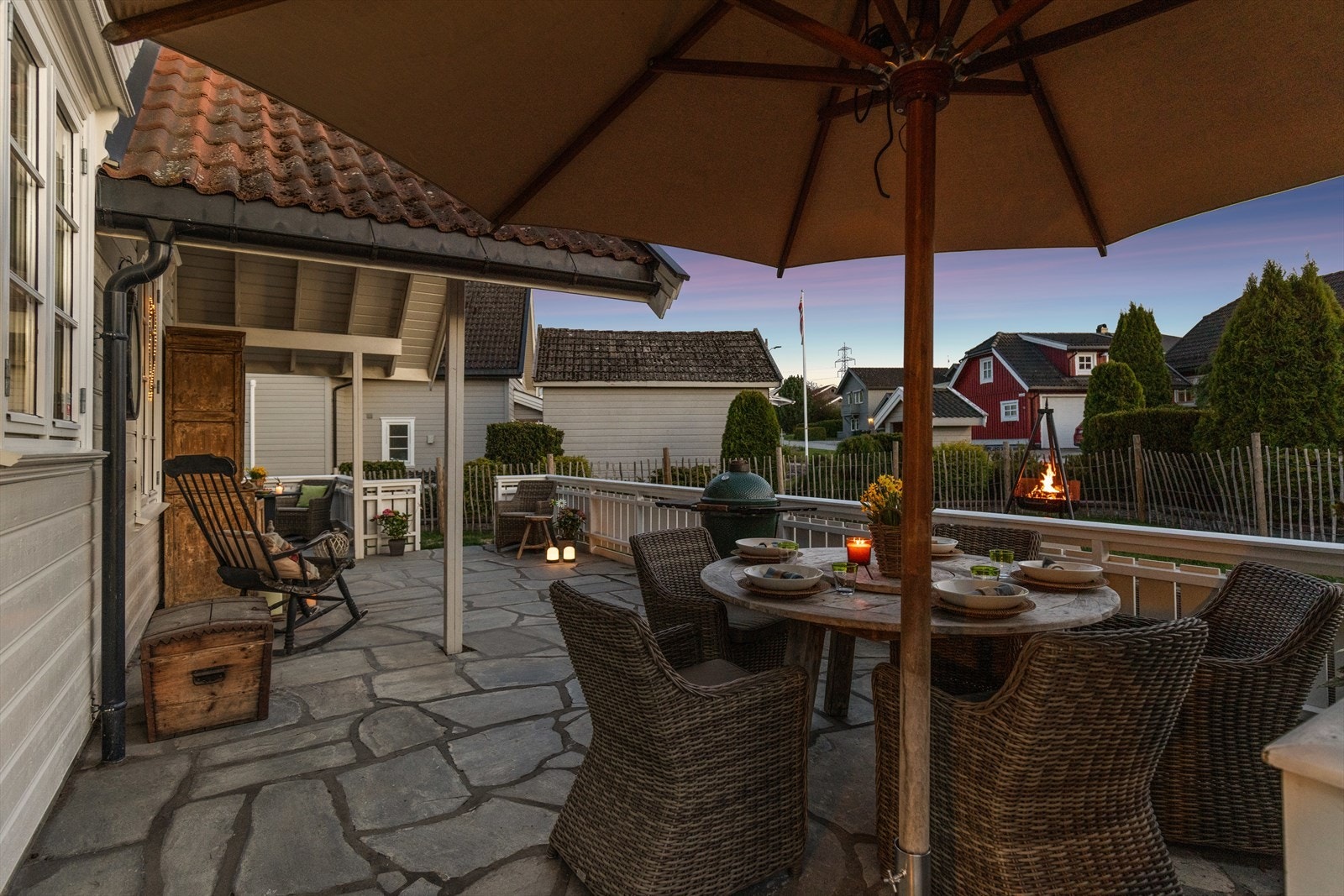 Vakker steinterrasse mot sørvest som byr på svært gode solforhold. Galleribilde