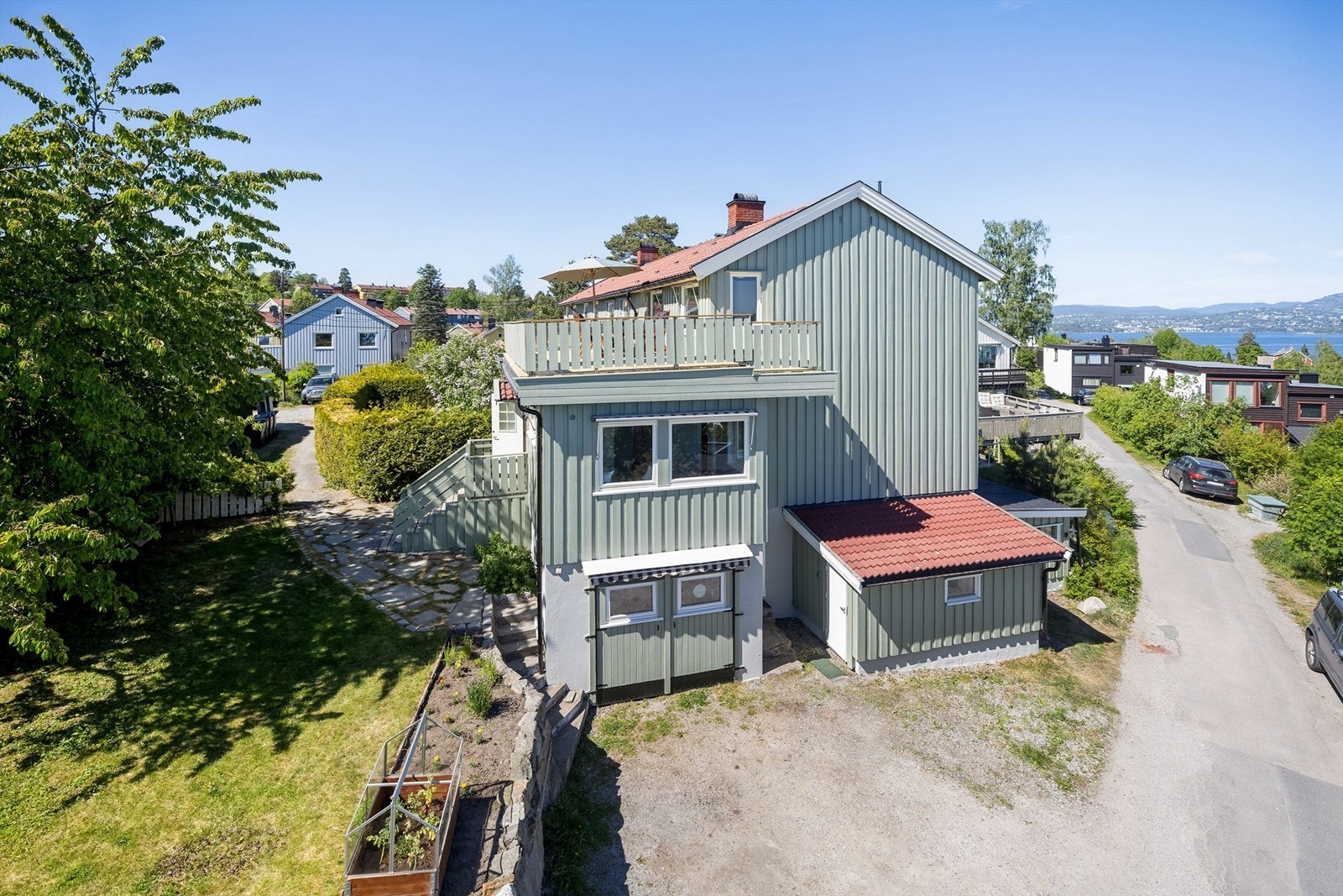 Boligen er påbygd og i u. etasjen er det garasje og en utebod. Det er også to biloppstillingsplasser foran garasjen Galleribilde