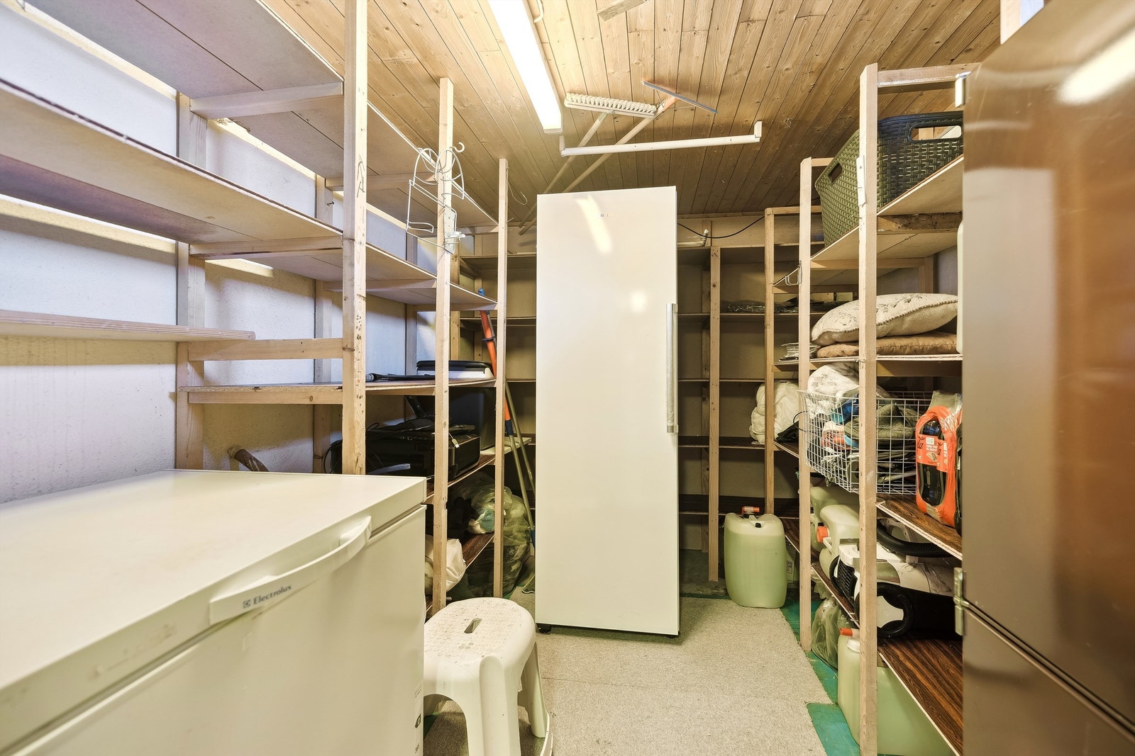 Innvendig romslig bod med mye lagringsplass i u. etasje Galleribilde