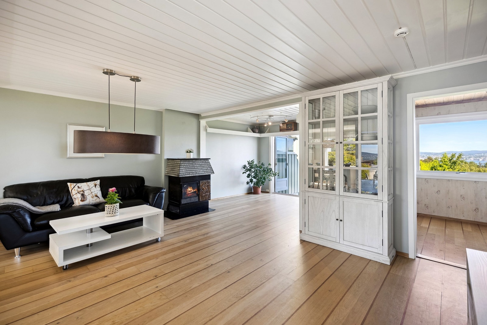 Stuen er gjennomgående og har gode vindusflater som gir rikelig med naturlig lys Galleribilde