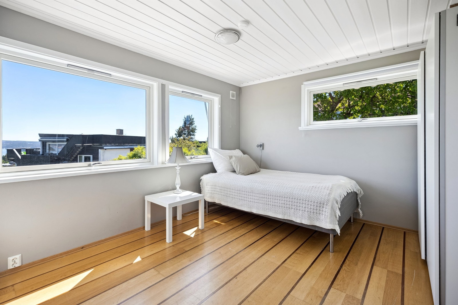 Et lyst og hyggelig rom med god plass til dobbeltseng og tilhørende møblement. Galleribilde