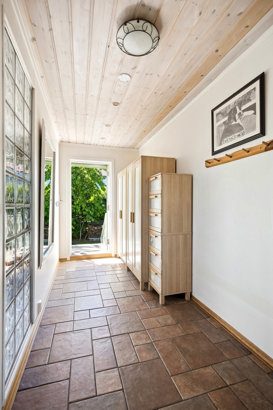 Flislagt entré med god plass til yttertøy og sko. Galleribilde