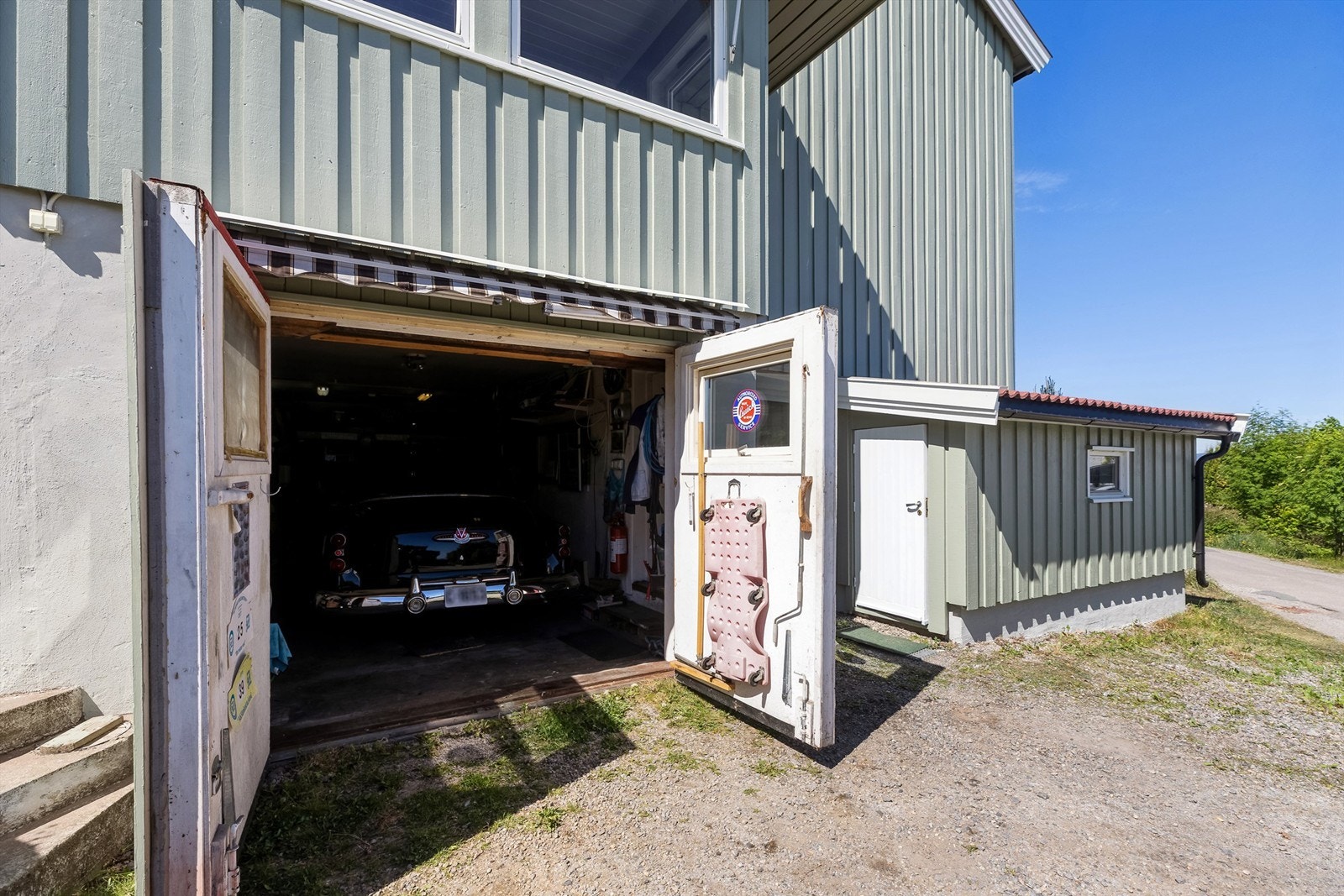 Biloppstillingsplass i egen garasje, samt utebod Galleribilde