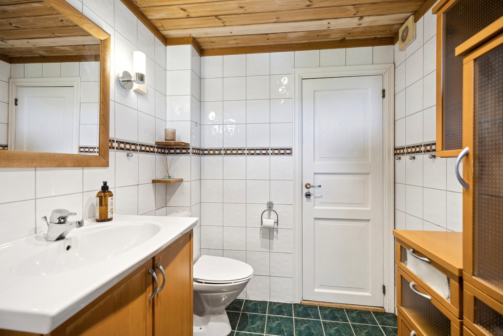 Det er godt med oppbevaringsmuligheter på badet Galleribilde