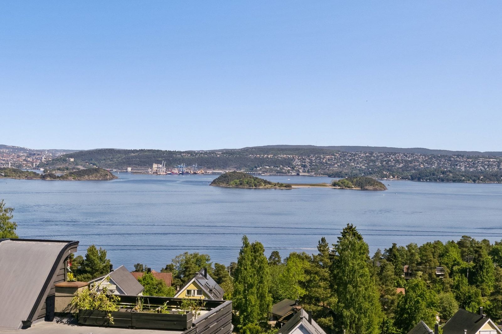 Påbygd enderekkehus med takterrasse, skjermet hage, garasje og en flott utsikt Galleribilde