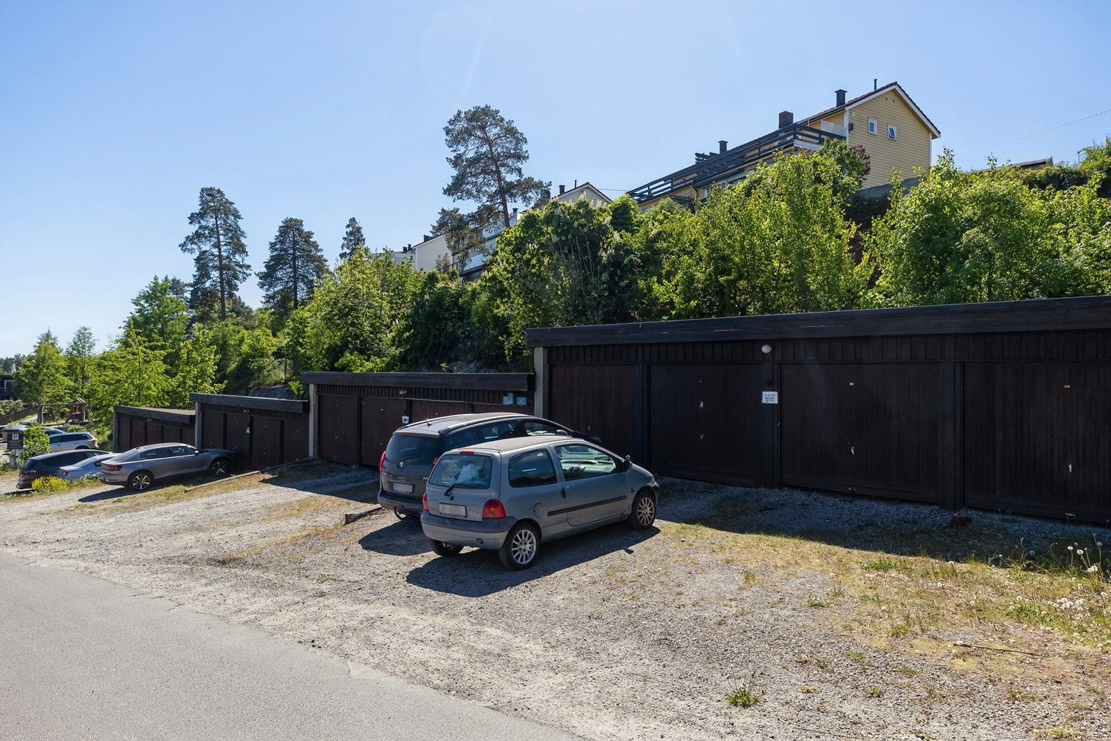 I tillegg disponerer boligen en garasjeplass på ca 14 kvm i felles garasjerekke. Garasje har elektrisk portåpner og er merket med nr 15. Galleribilde