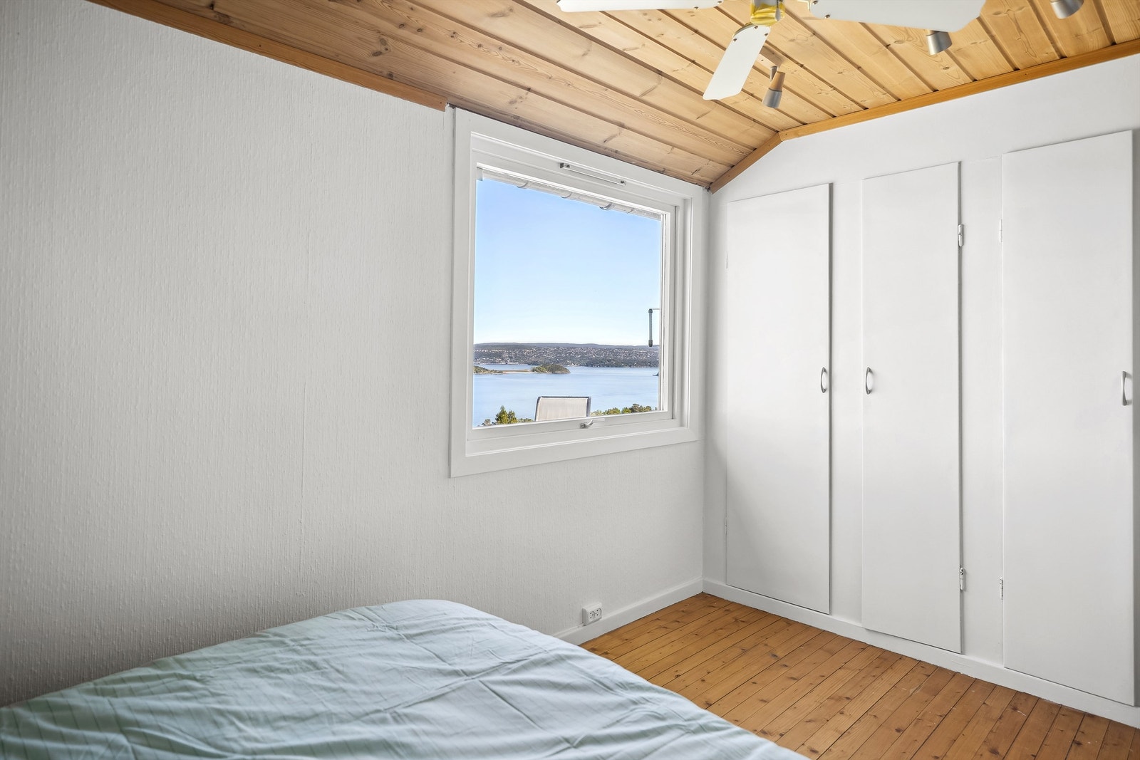 Soverommet er av god størrelse med plassbygd garderobeskap Galleribilde