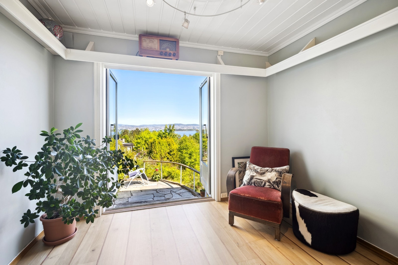 Velkommen ut! En herlig uteplass med med flott utsikt mot fjorden og Oslo Galleribilde