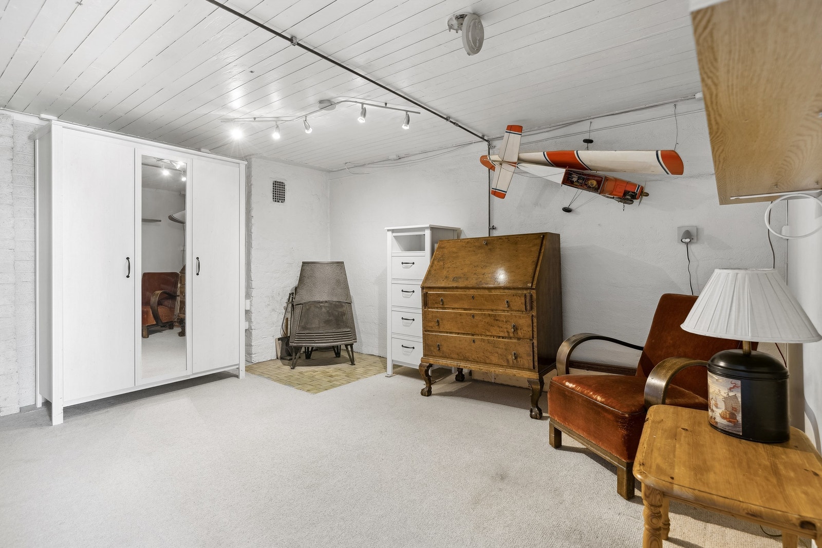 Rom i u. etasjen som benyttes som kjellerstue (Ikke godkjent til varig opphold). Adkomst fra kjellerstue til parkeringsplass/uteboder. Galleribilde