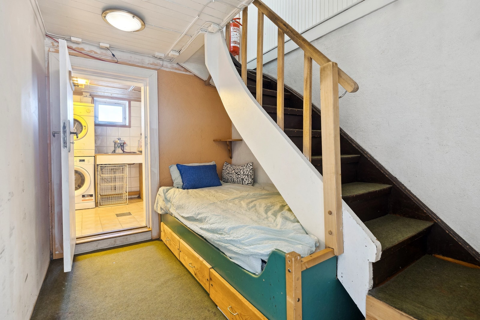 I u. etasjen ligger et praktisk vaskerom med wc og dusj. Deler av rommet er malt etter foto. Galleribilde