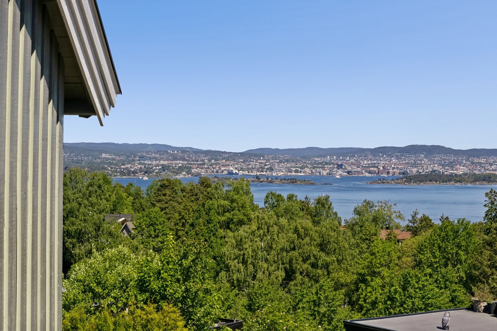 Vidstrakt utsikt fra terrassen Galleribilde