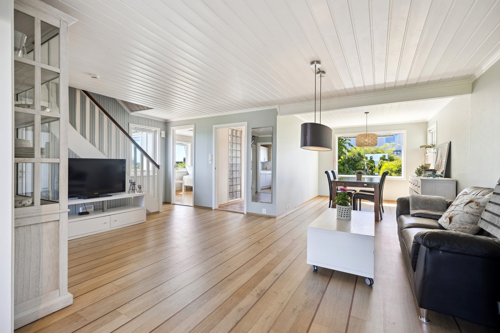 Lys og innbydende stue med god plass til sittegruppe og stort spisebord. Galleribilde