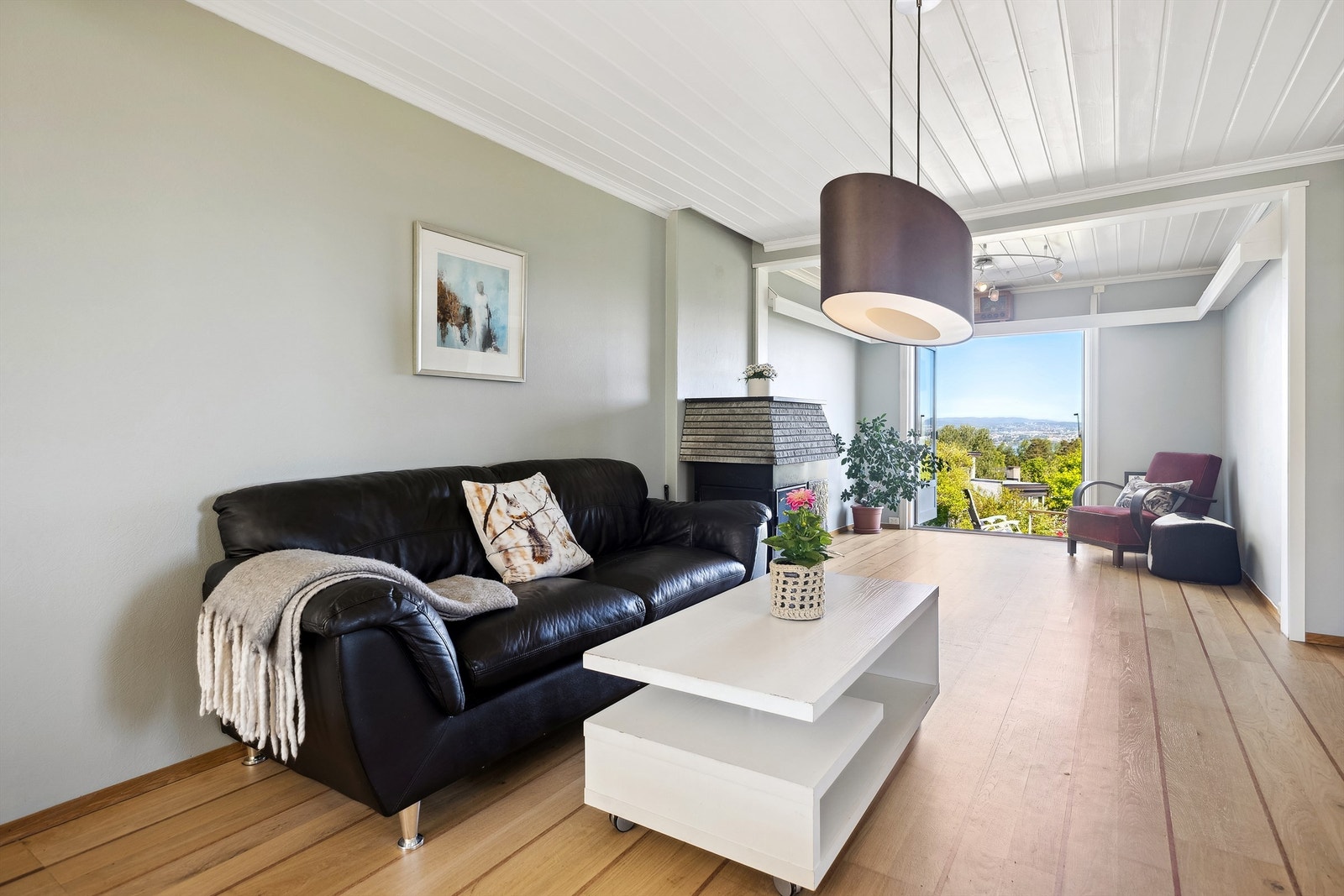 Stue med funksjonell planløsning som lett kan deles inn i flere soner Galleribilde