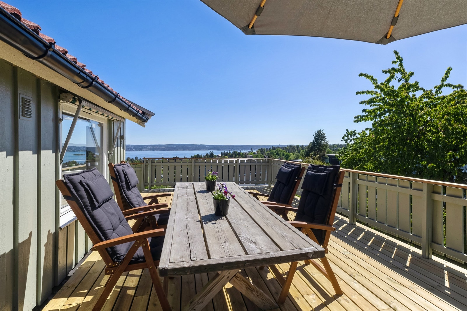 På terrassen er det god plass til utemøbler og grill for hyggelige sammenkomster Galleribilde