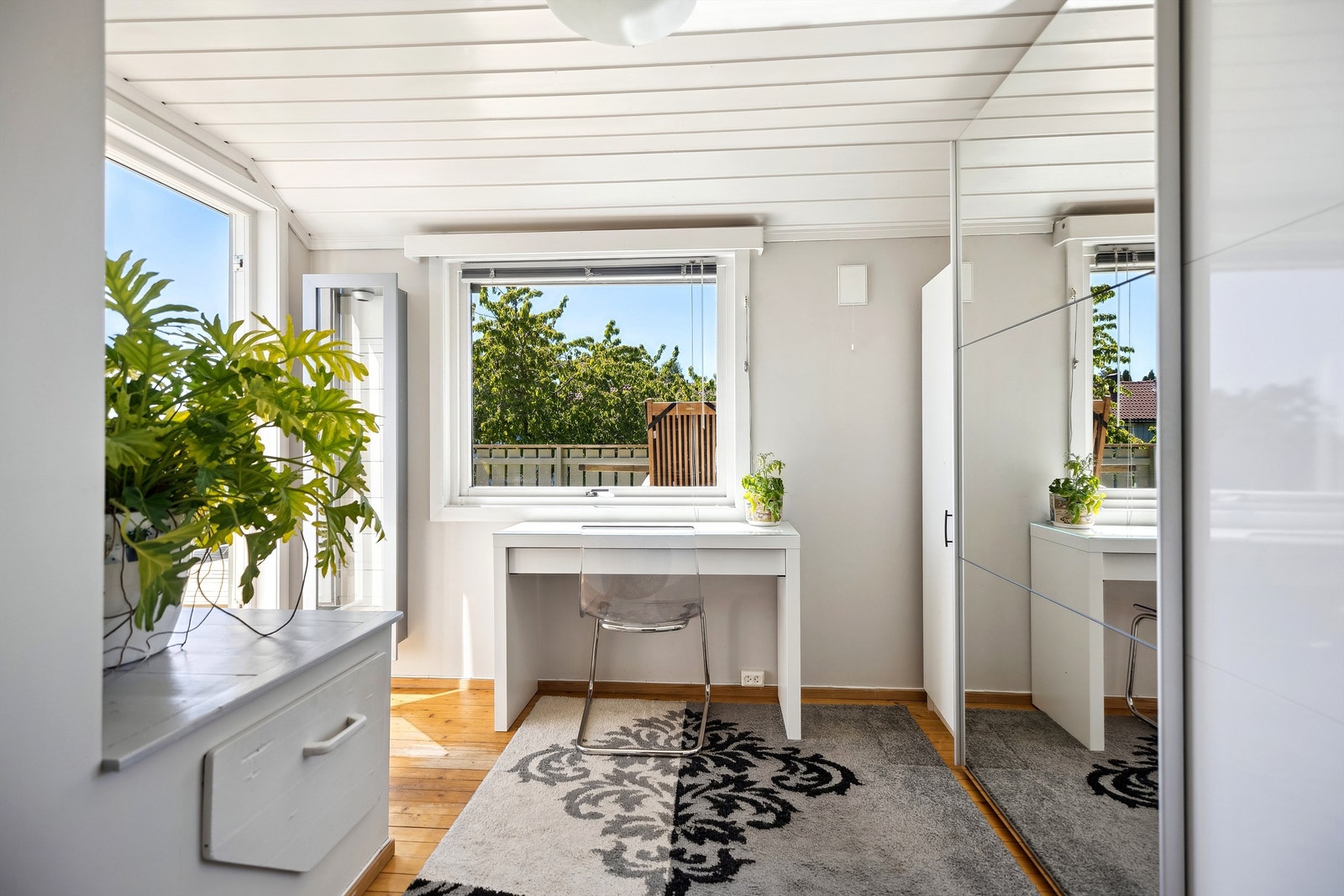 Her har man mulighet for å sitte uforstyrret på hjemmekontor. Herfra er direkte utgang til en stor, deilig terrasse på 37 kvm. Galleribilde