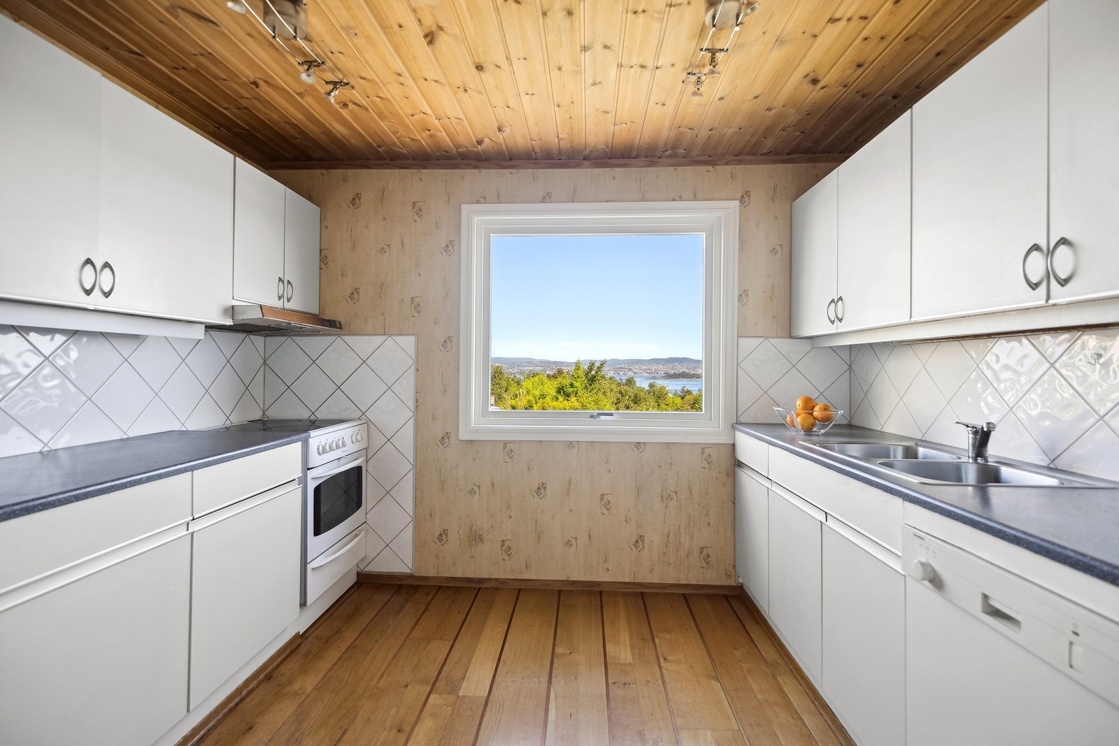 Separat kjøkken av god størrelse i forbindelse med stuen Galleribilde