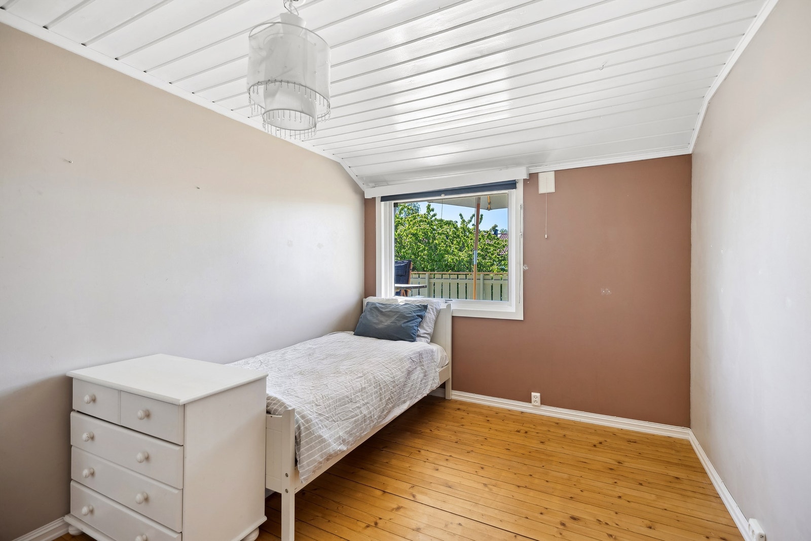 Soverom nr. 2 i 2. etasje. Rommet er nymalt i en delikat, lys farget etter foto. Galleribilde