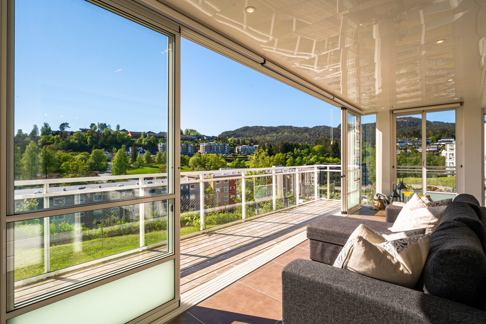 Selv om man er på bakkeplan har denne leiligheten perfekte sol -og utsiktsforhold. Galleribilde