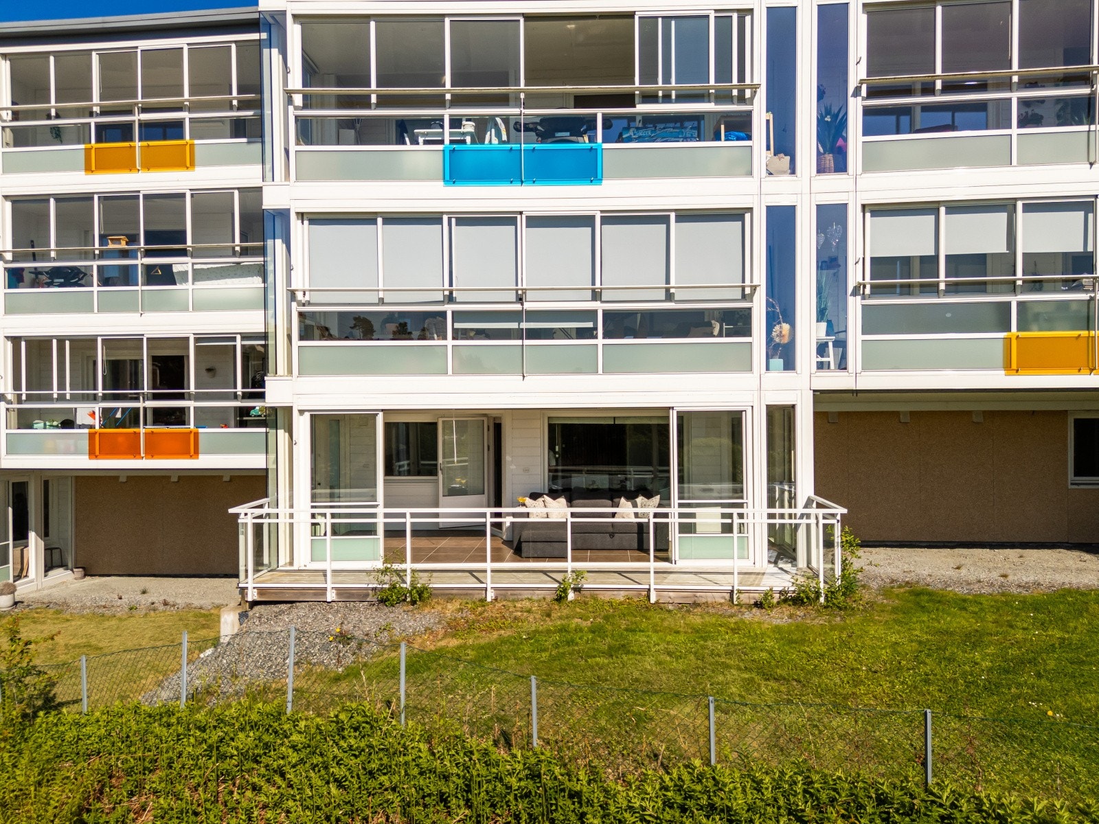 Solrikt og utsikt fra bakkeplan. Galleribilde