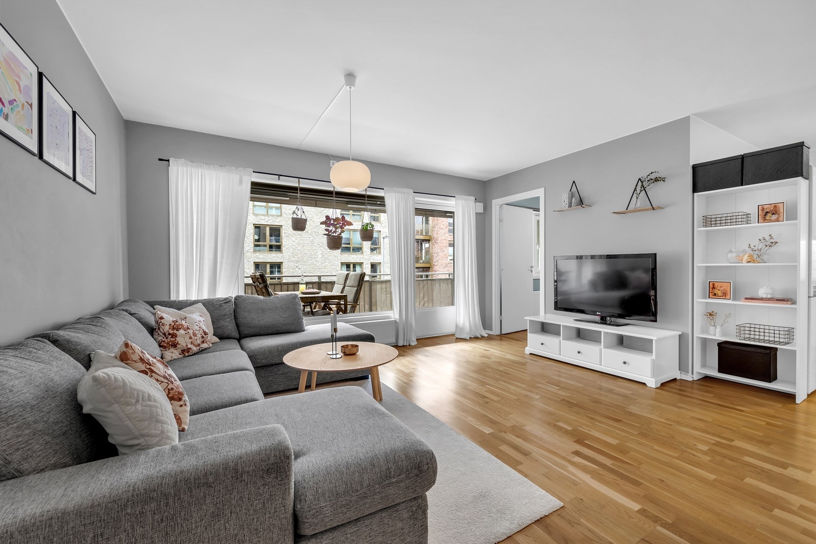 Stuen har god plass til sofagruppe, stuebord og tv-benk Galleribilde