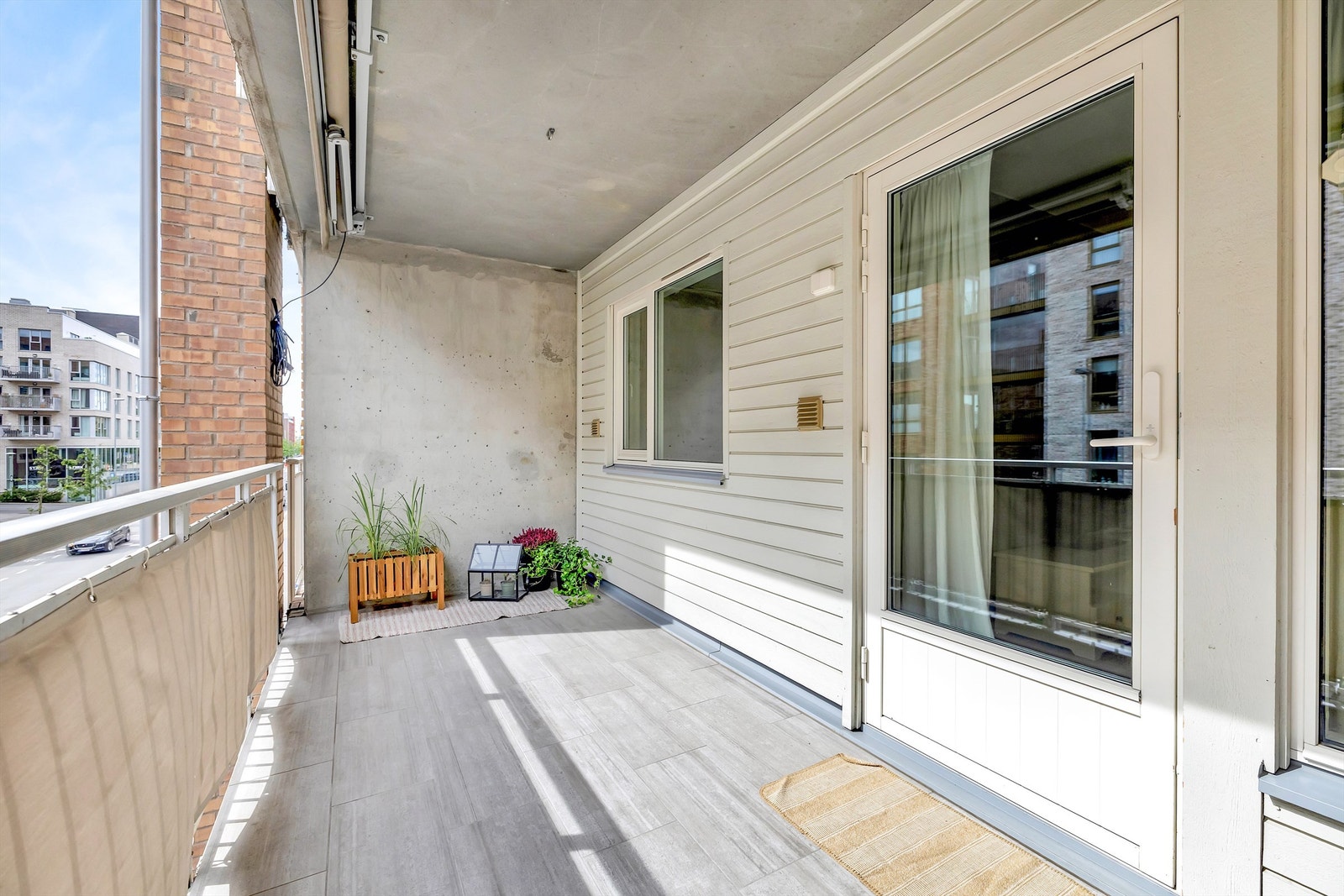 Her er det god plass til utemøbler, hengekøye og ikke minst grill. Markise som skjermer godt for sola på de varmeste dagene. Galleribilde