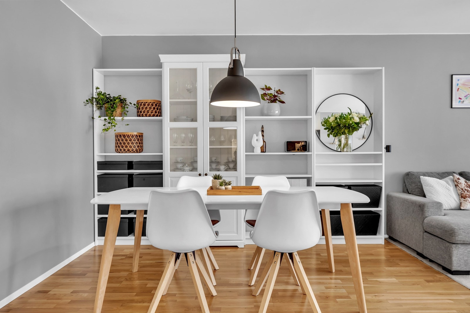 Stuen har god plass til stort spisebord hvor man kan nyte dagens måltider, hjemmekontor eller koselige sammenkomster Galleribilde