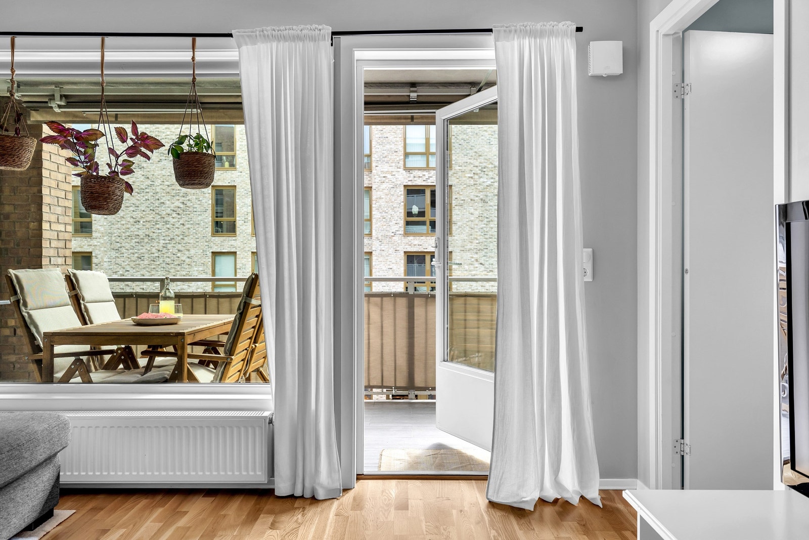 Fra stuen er det utgang til overbygd balkong på hele 14 kvm - Balkongen fungerer som en forlengelse av stuens store deler av året Galleribilde