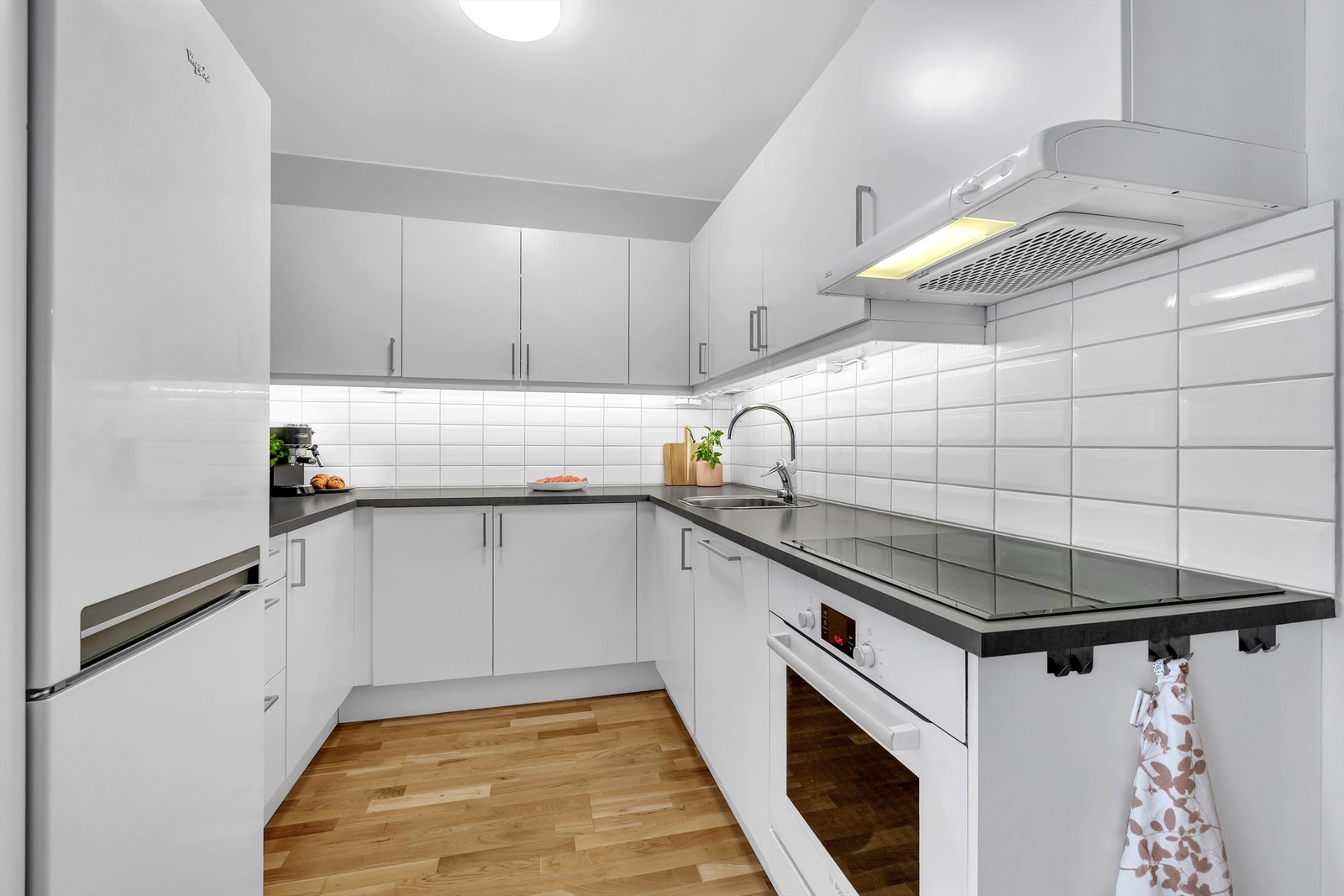 Kjøkken med godt med skap og benkeplass. Integrerte hvitevarer medfølger. Galleribilde