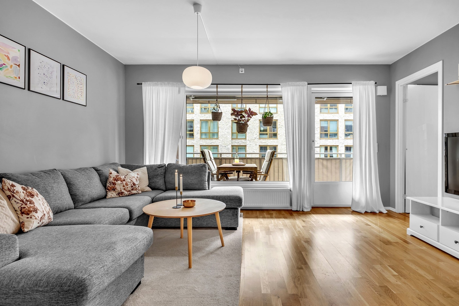 Stor og romslig stue hvor man kan trekke seg tilbake etter en lang dag på jobb Galleribilde