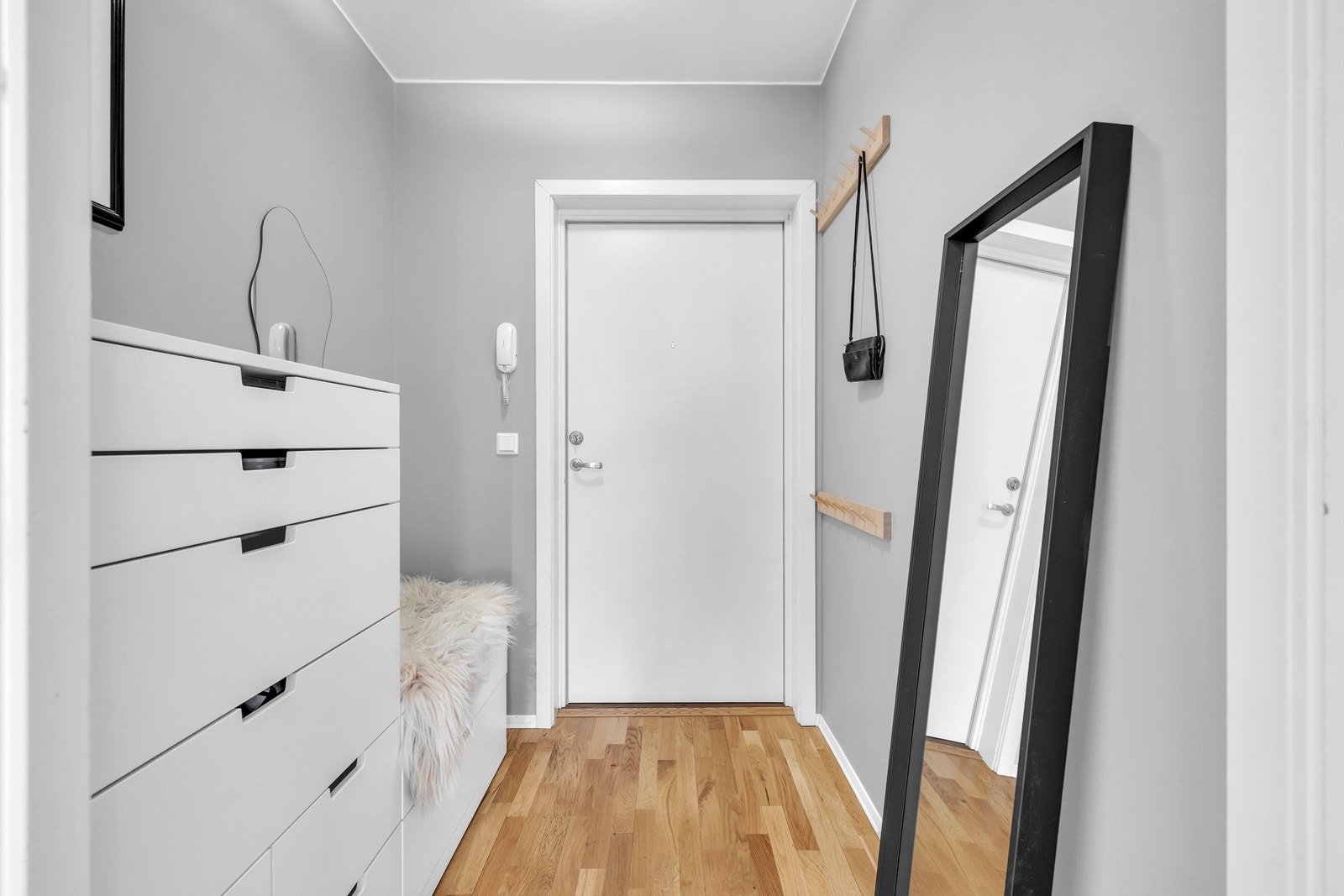 Velkommen inn! Her er det mulighet for garderobeskap og kommode Galleribilde