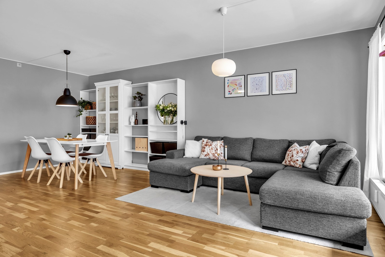 Stuen har rikelig med plass til stor sofagruppe og spisebord hvor man kan samle hele familien til dagens måltider Galleribilde