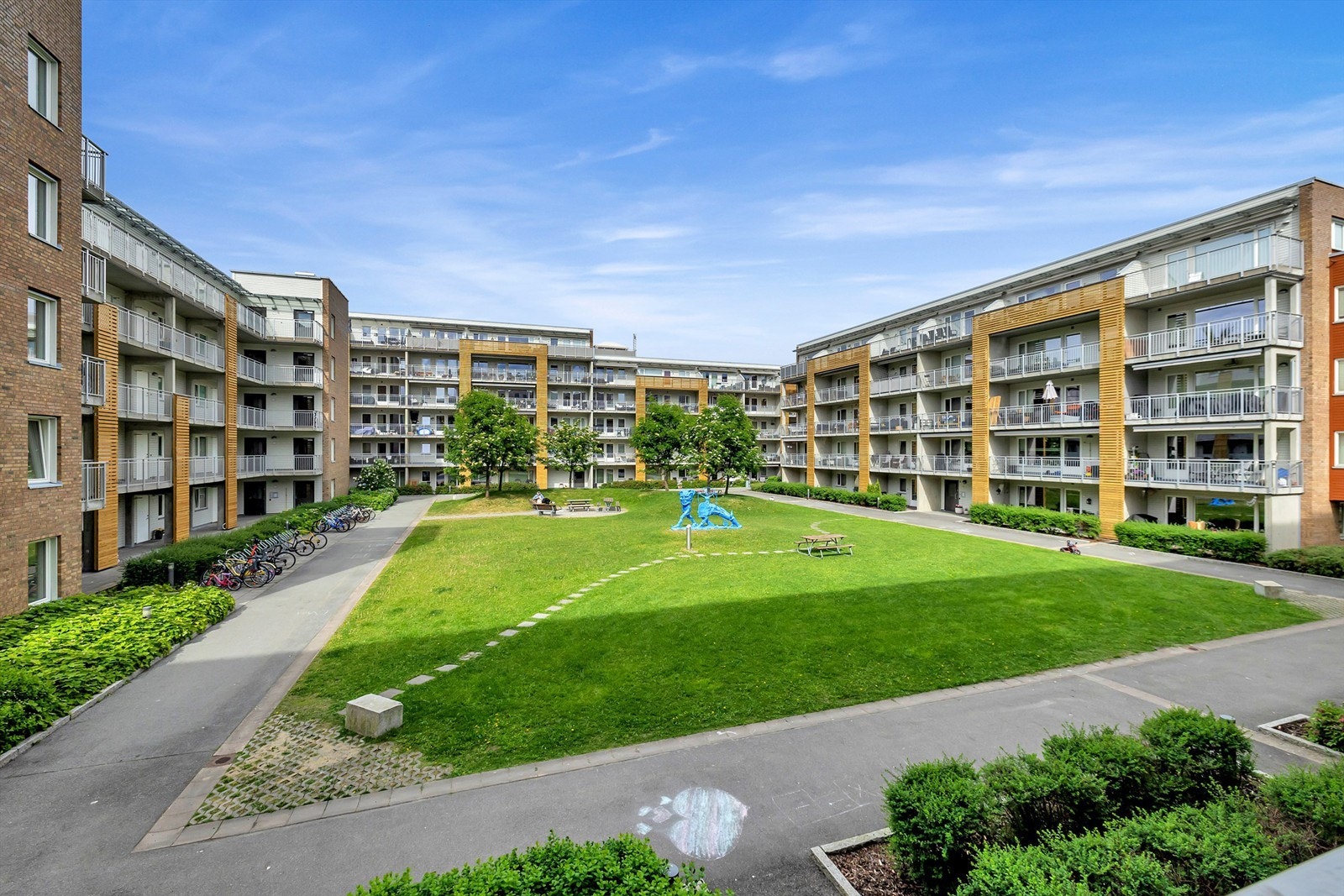 Koselig og avlukket fellesområder med plenarealer, sittegrupper og sykkelparkering. Galleribilde