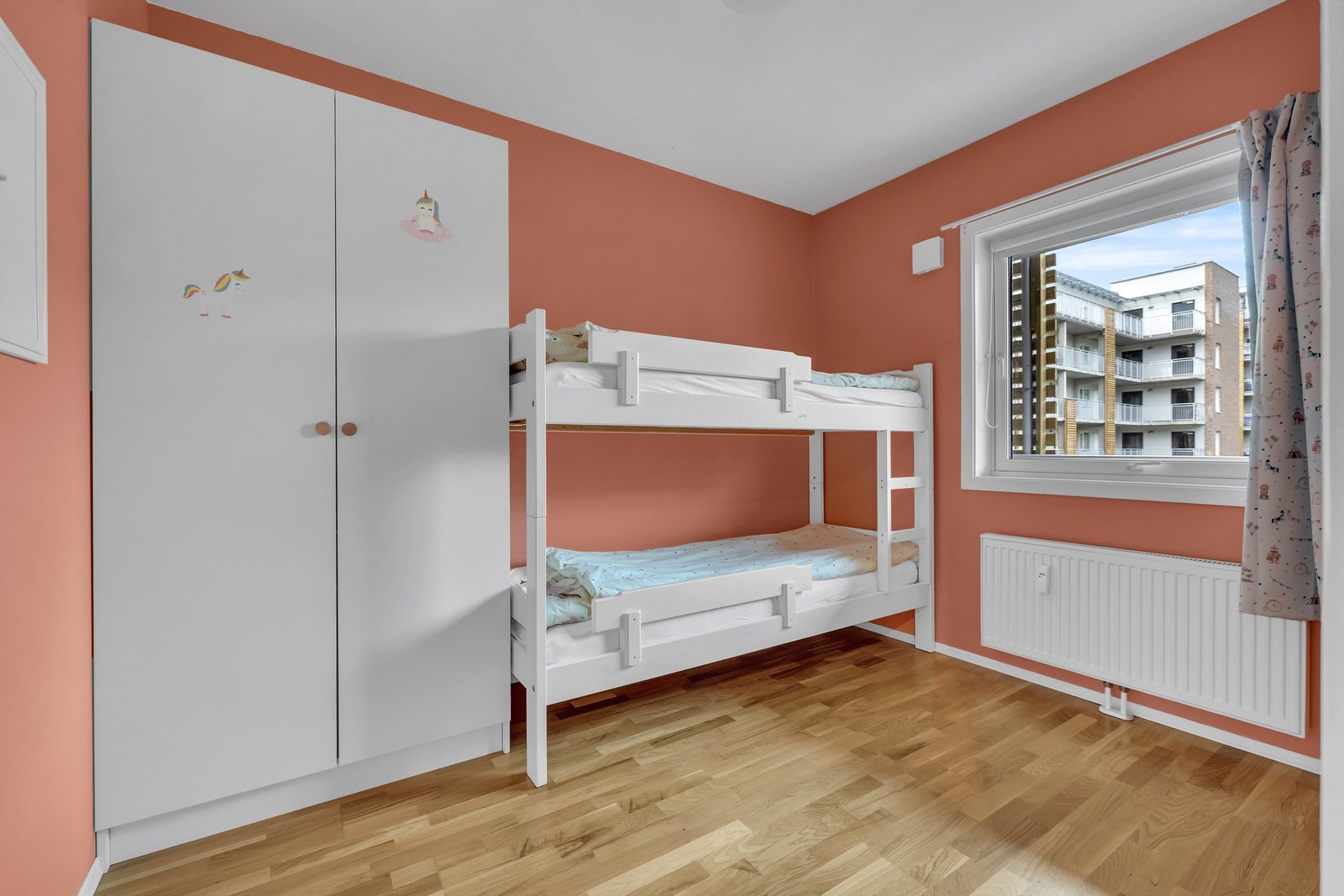 Soverom 2 - Garderobeskap Galleribilde