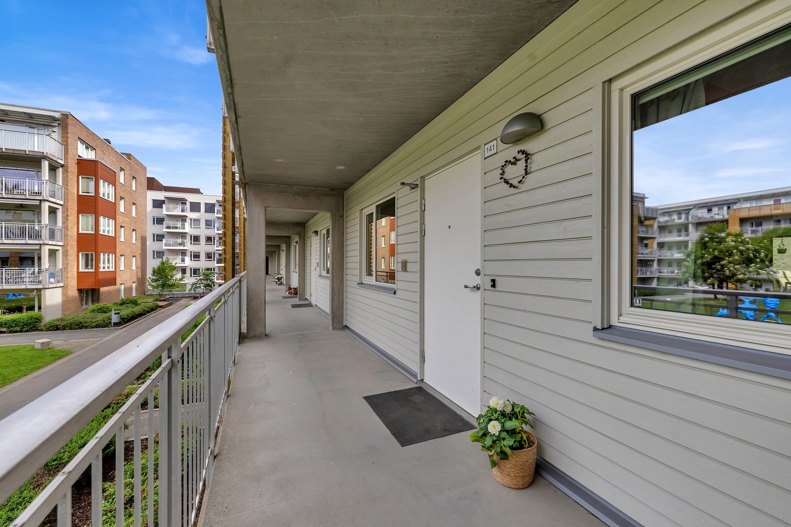 Leilighet er plassert midt på bygget med oppgang i hver ende, slik at det er lite forbipasseringer fra naboene på svalgangen. Galleribilde