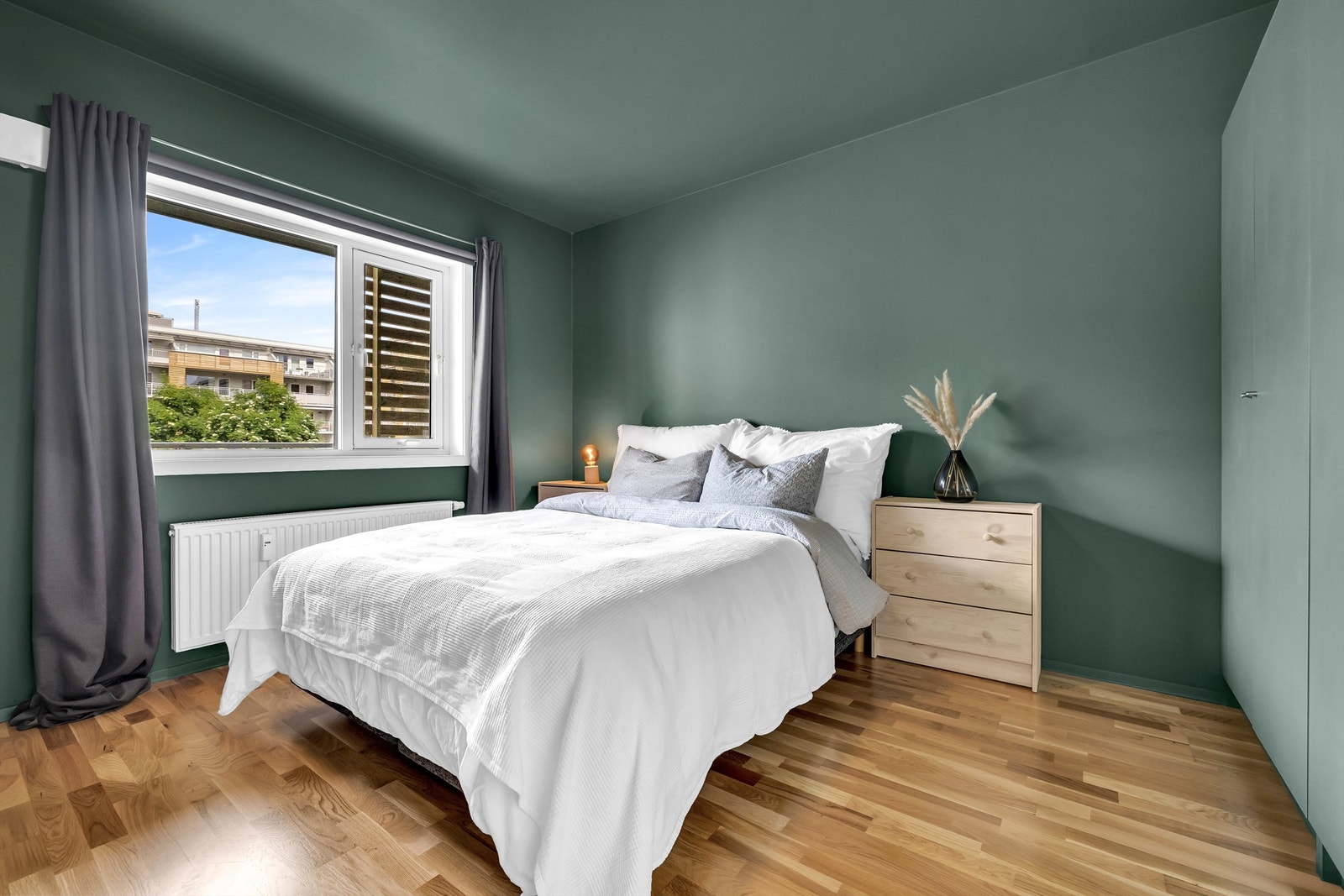 Stort og romslig soverom i en lun og behagelig farge. Her er det medfølgende garderobeskap. Galleribilde