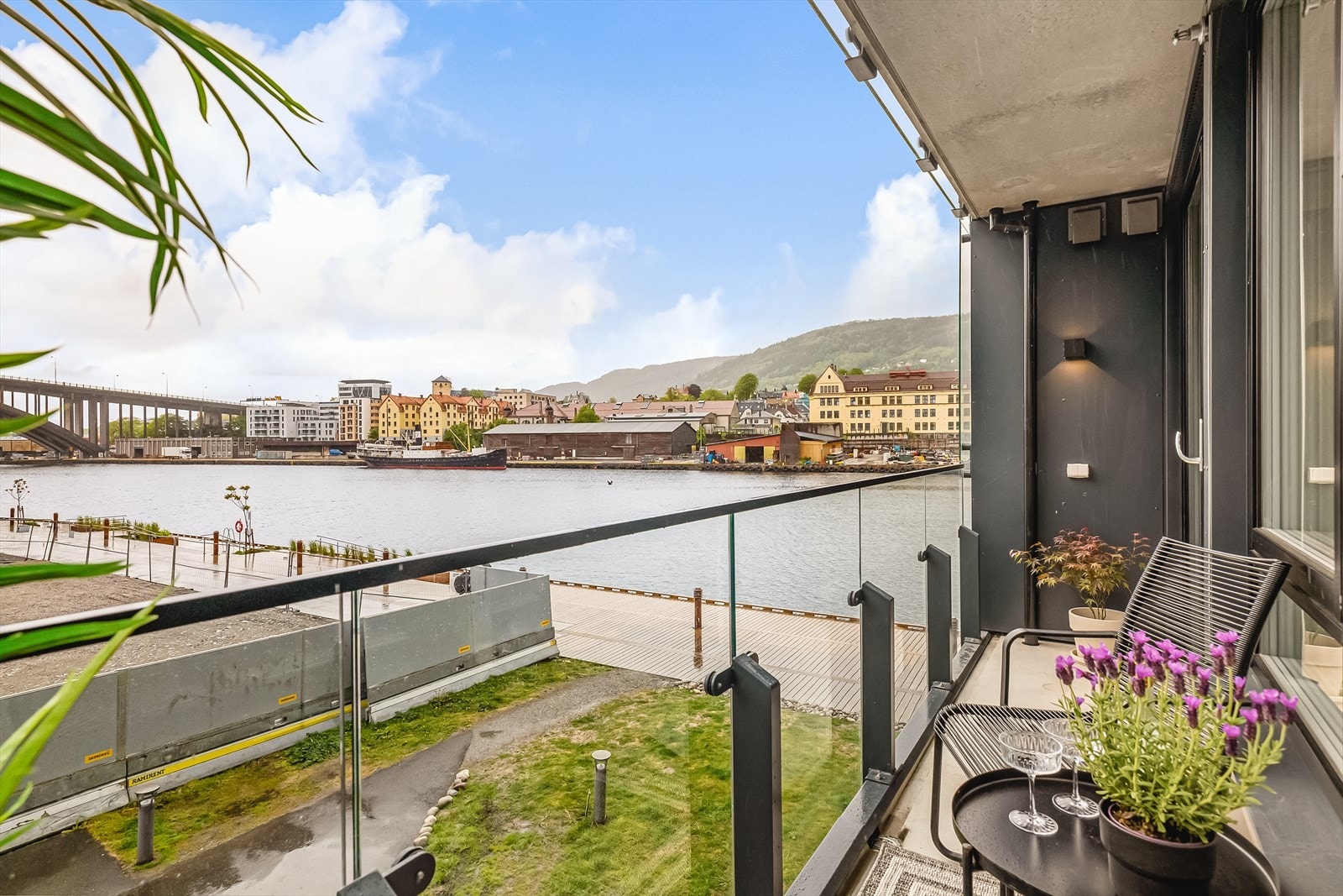 Fra soverommet er det utgang til herlig balkong på 4m² med plass til hagemøbler og gassgrill. Galleribilde