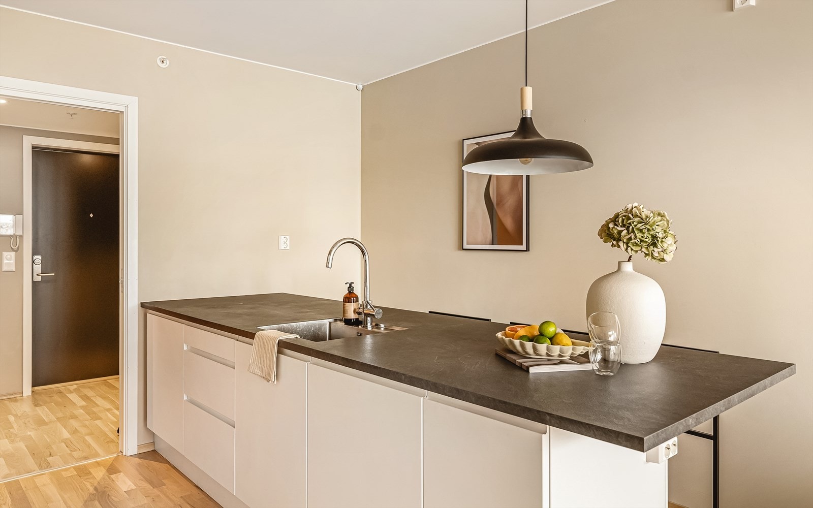 Kjøkkenet har nydelig kjøkkenøy med ekstra skapplass samt spiseplass for hyggelige frokoster og middager. Galleribilde