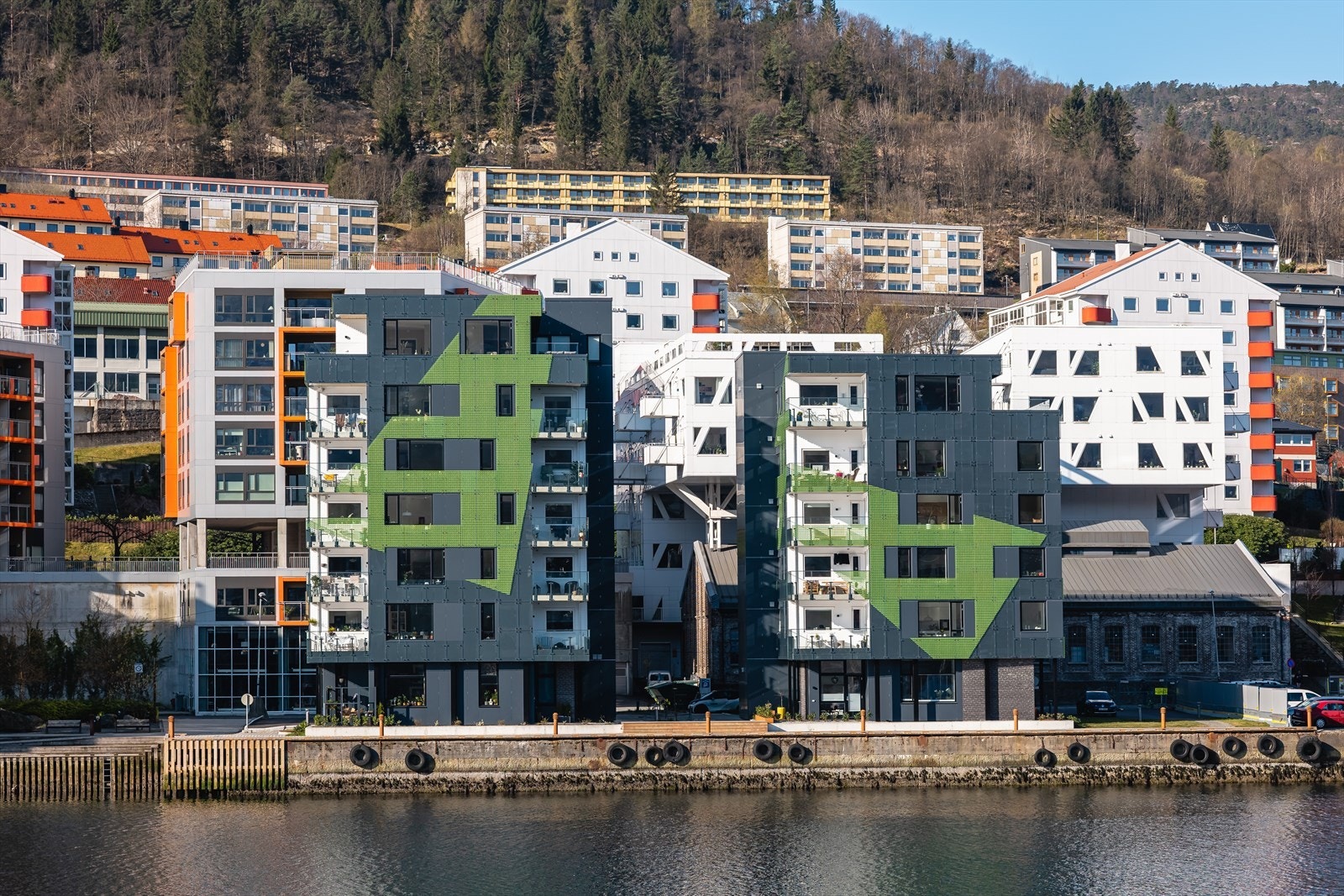 Bygget består av 39 flotte leiligheter fordelt på 2 bygg. Sameiet har noen gjesteparkeringer på nordsiden. Galleribilde