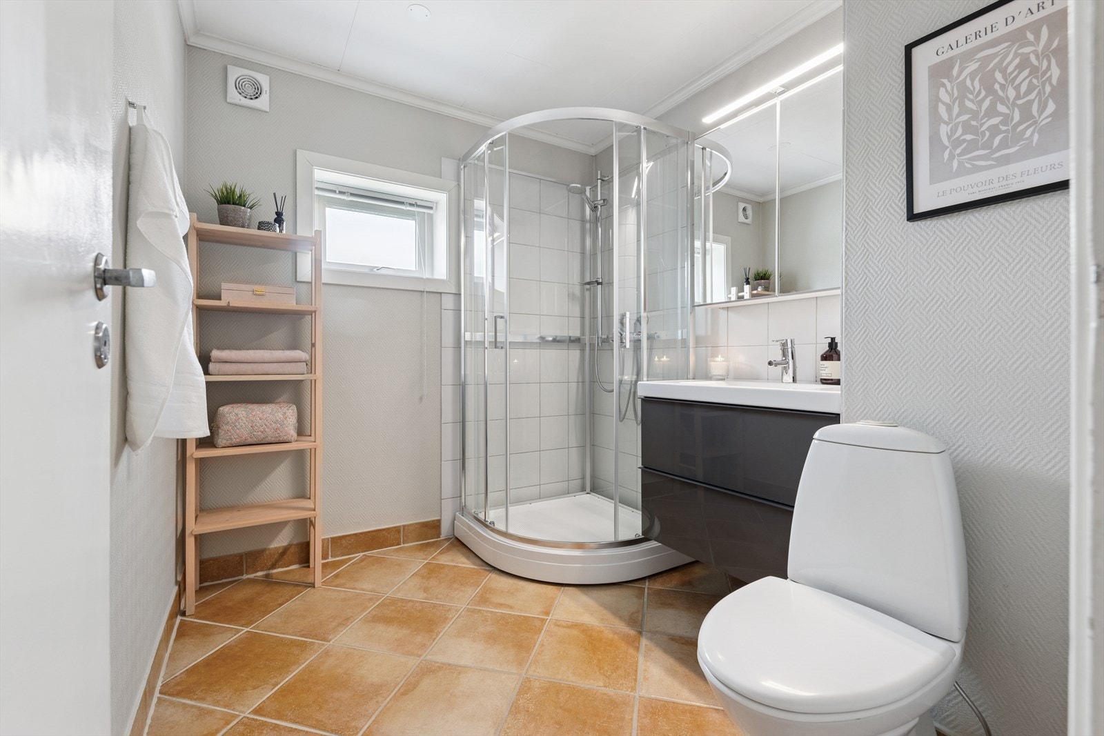 Bad med dusjkabinett Galleribilde