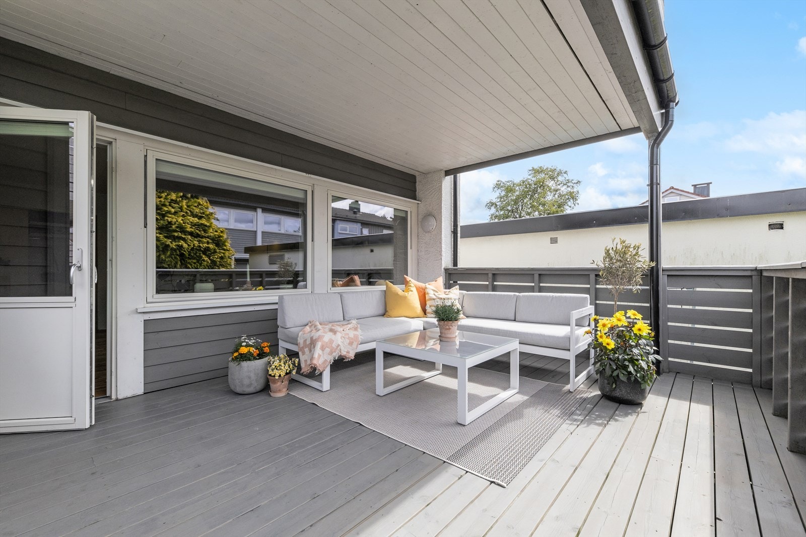 En stor og solrik terrasse vendt mot solrike vest Galleribilde