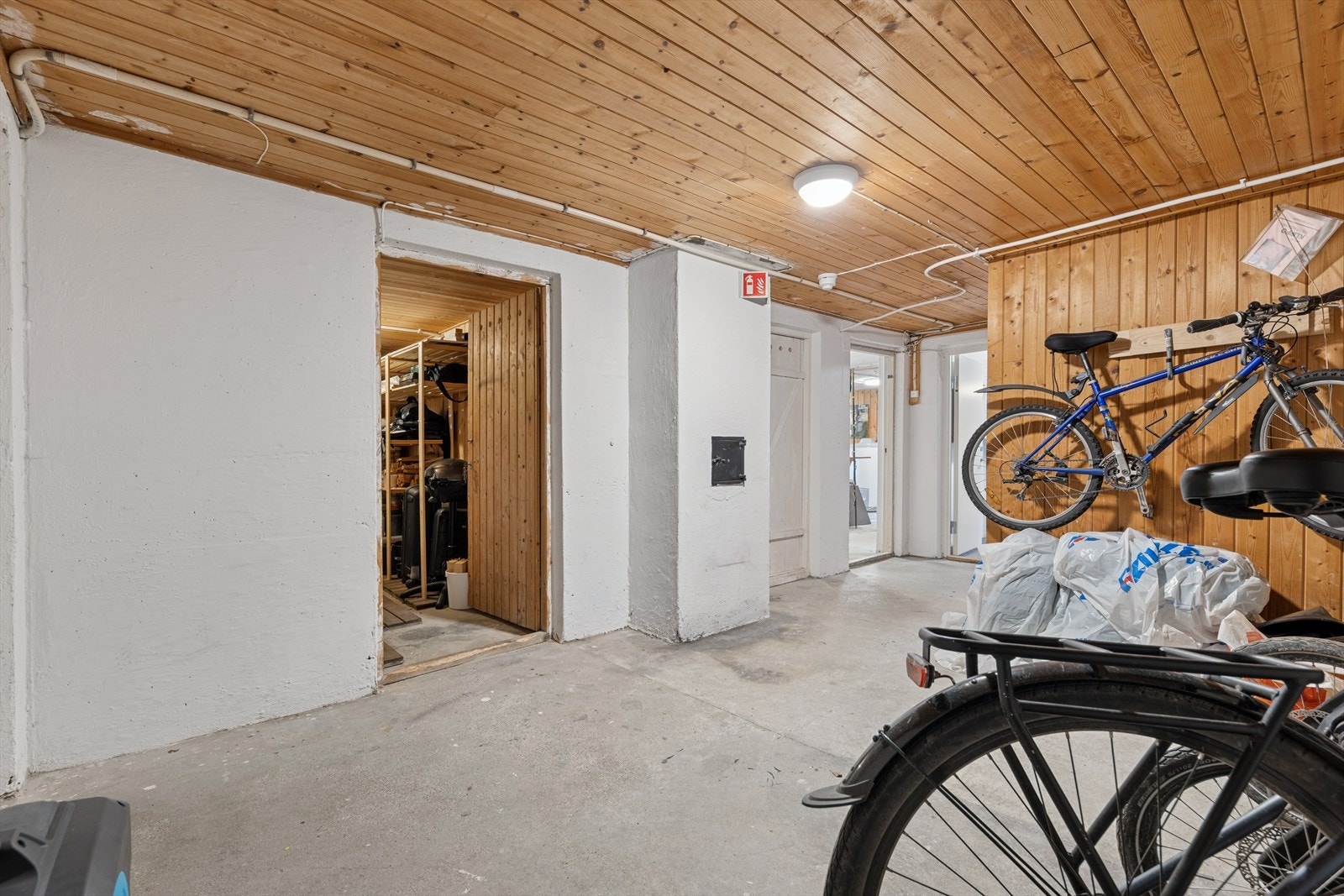 To boder og 1 felles
bod i kjeller Galleribilde