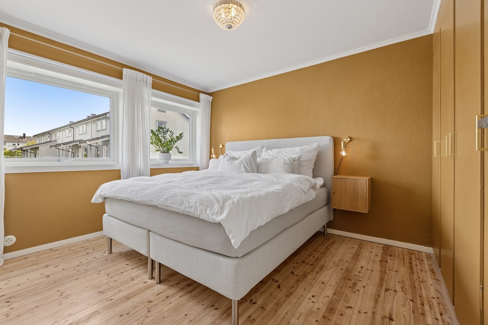 Soveormmet er luftig med garderobeskap Galleribilde