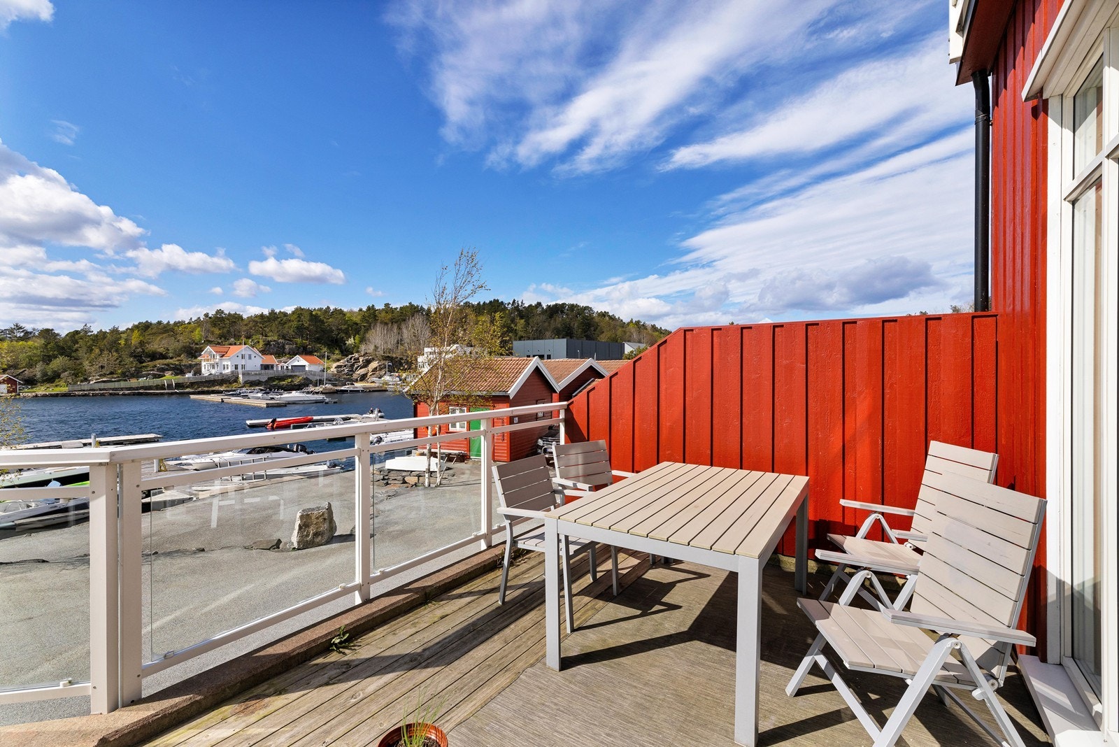 Utgang til en platting med ettermiddag og kveldssol samt en flott sjøutsikt. Galleribilde