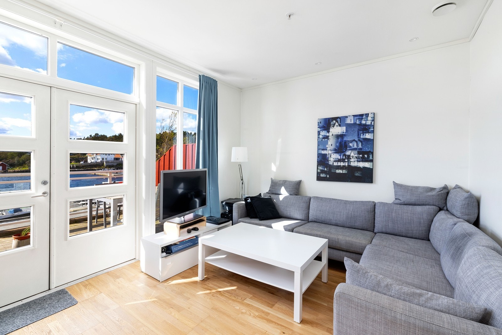I stuen er det plass til både sofagruppe og spisebord. Galleribilde