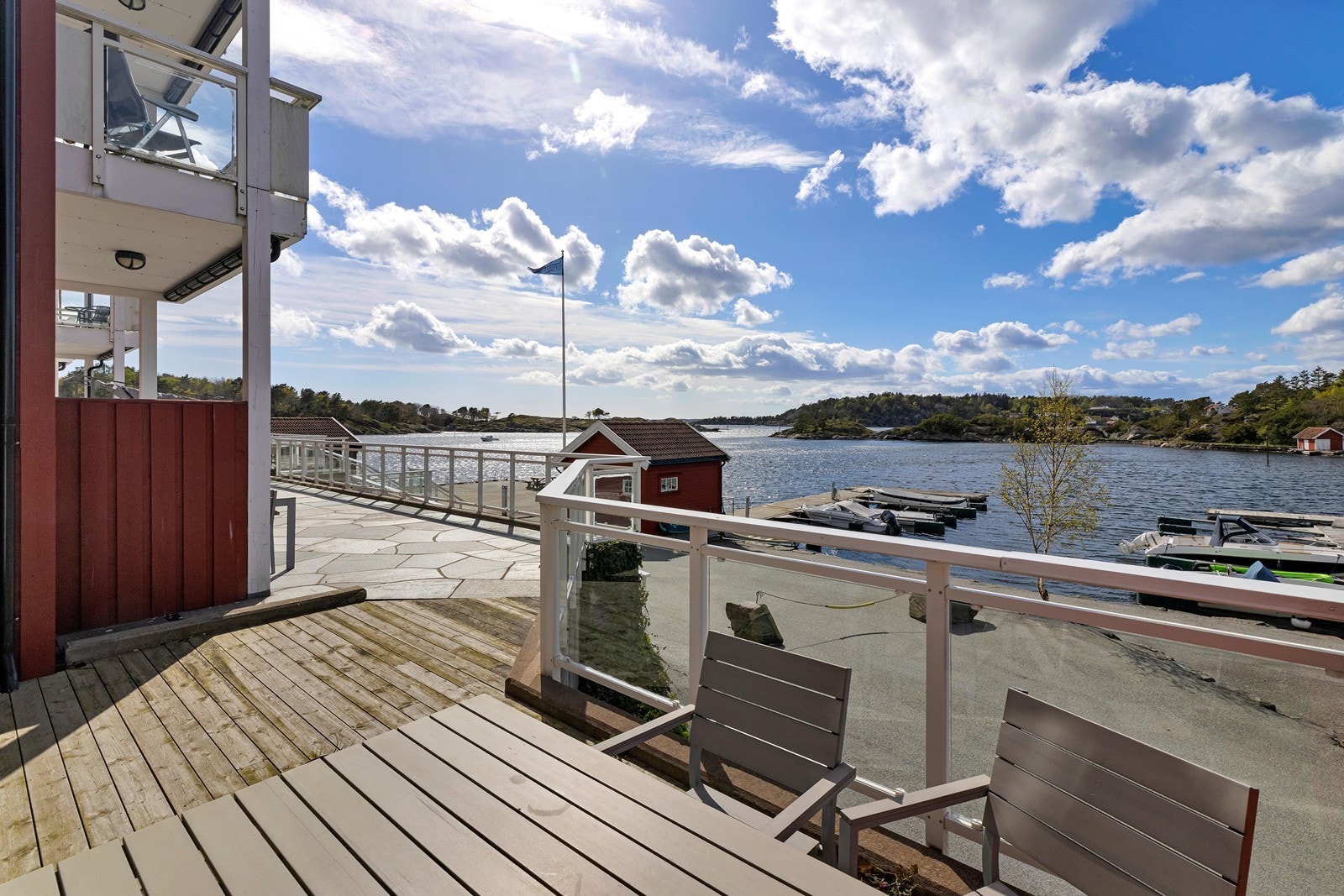 Fra stuen er det utgang til en platting med ettermiddag og kveldssol samt en flott sjøutsikt. Galleribilde